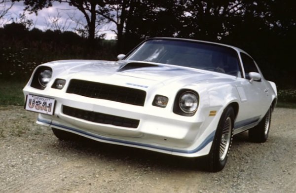 Почти всяка марка на General Motors е разработила свой собствен двигател V8 през втората половина на 20-ти век, но никой не достига толкова големи количества като Chevrolet Small Block. Въведен за моделната година 1955 в Bel Air и Corvette, той се налага бързо в GM, задвижвайки всичко - от мускулести коли като Chevrolet Camaro до седани, пикапи и ванове.

Като надежден източник на сравнително евтина мощност, той е предпочитан от други производители, включително Checker, Gordon-Keeble и Iso, както и в безброй състезателни коли. Смята се, че са произведени над 100 милиона екземпляра. Финалното му приложение в нова кола идва през 2003 година -, в микробусите Chevy Express и GMC Savana. GM все още ще ви продаде двигателя, за да съживите по-стара кола.